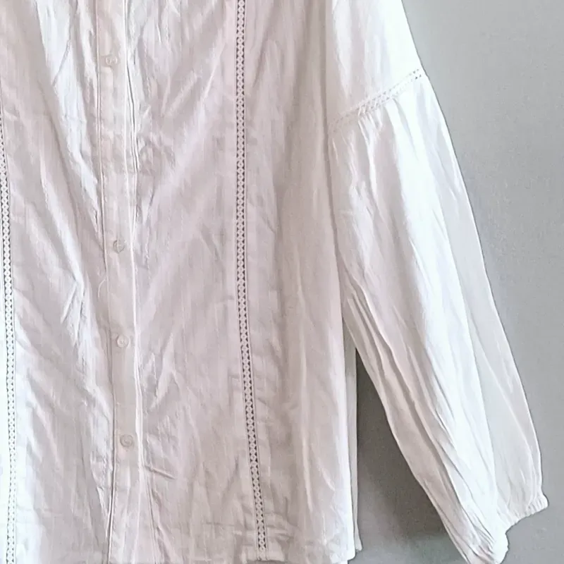 Blusa blanca cuello chino alto manga larga