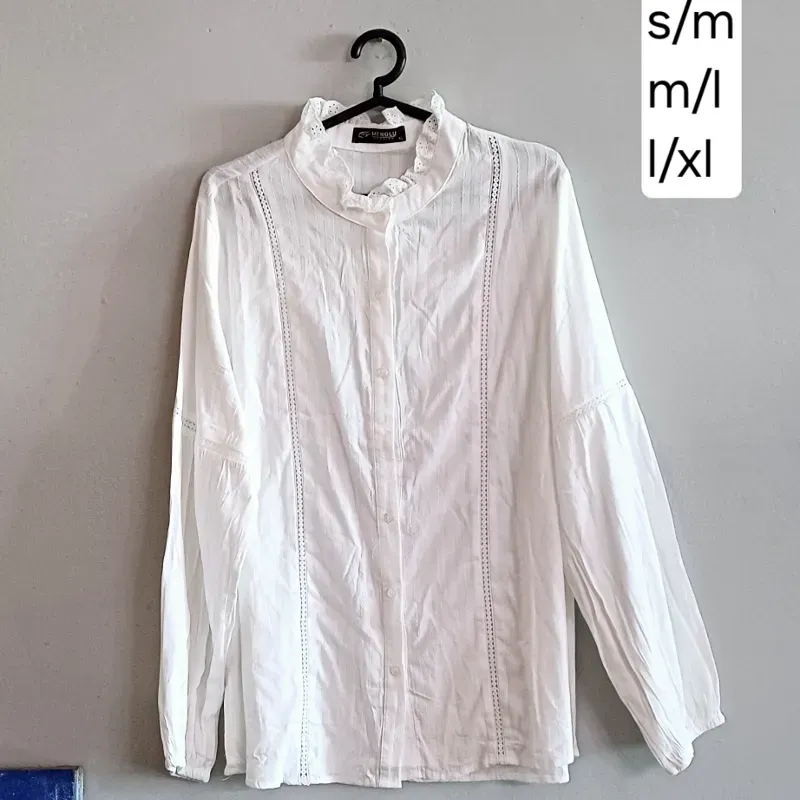 Blusa blanca cuello chino alto manga larga