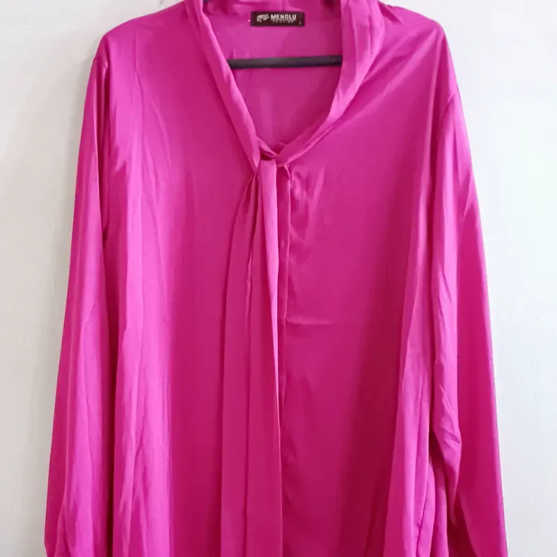 Blusa cinta cuello tejido satinado manga larga