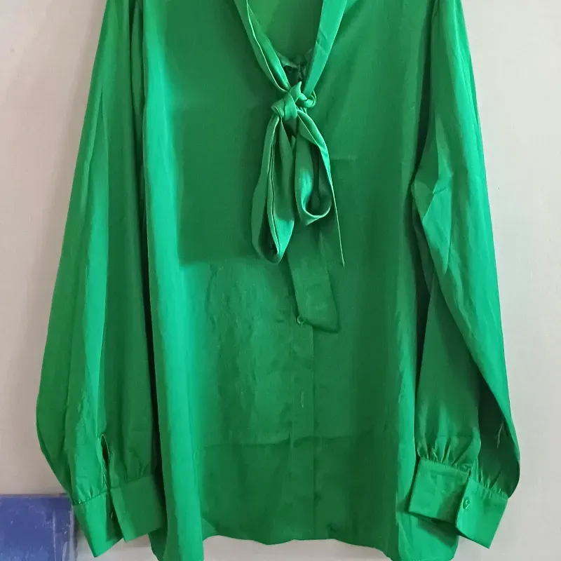 Blusa cinta cuello tejido satinado manga larga