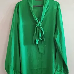 Blusa cinta cuello tejido satinado manga larga