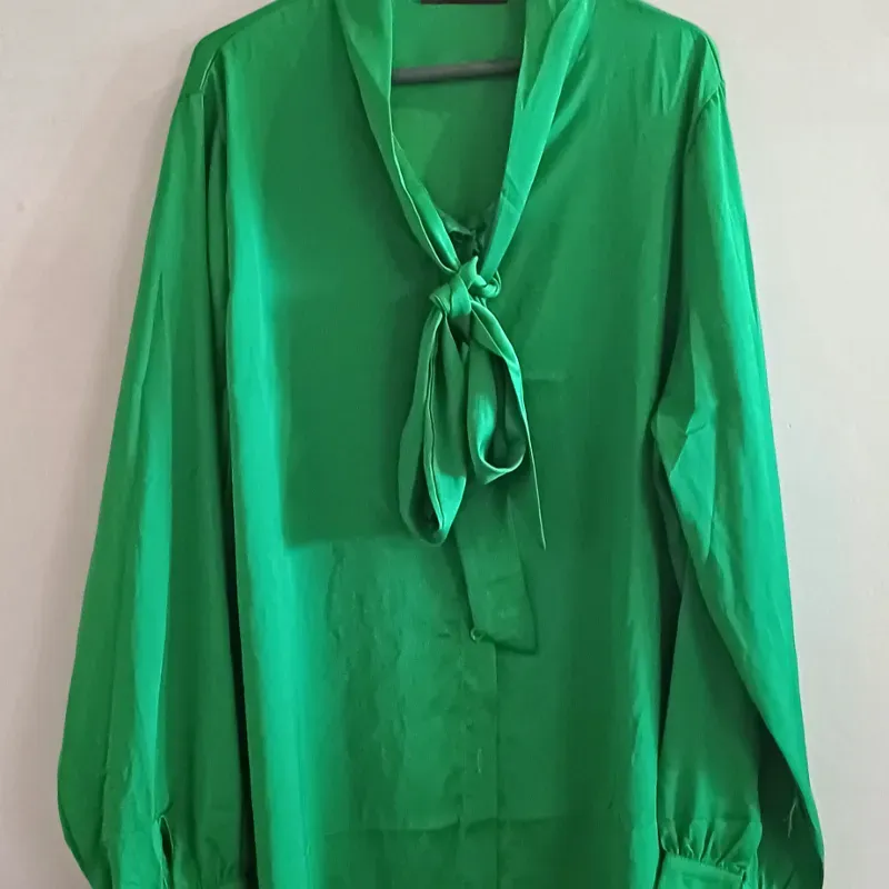 Blusas con cinta en el cuello deals
