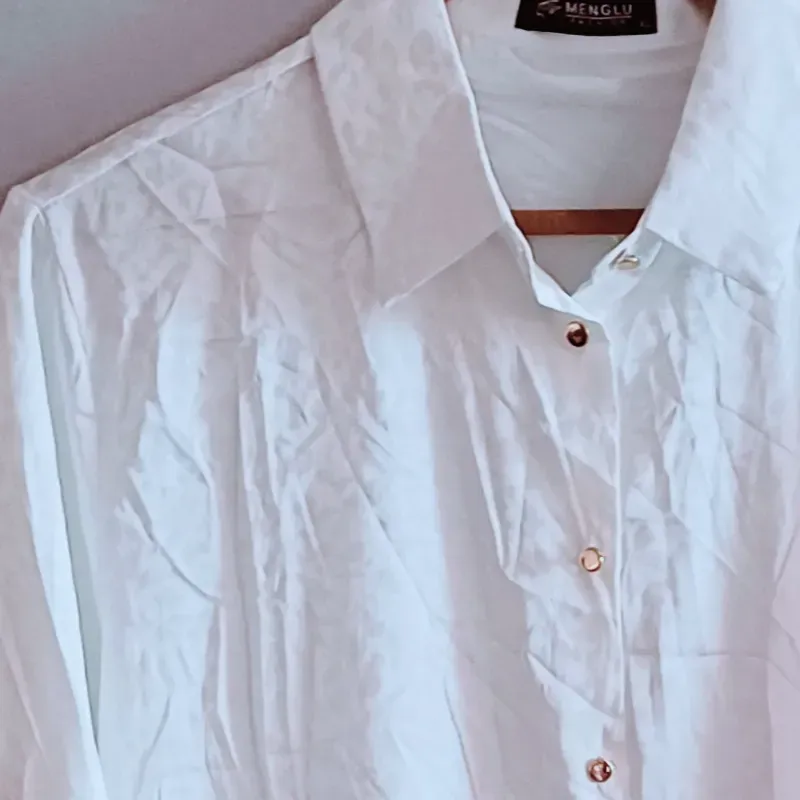 Blusa con cuello camisa satinada blanca manga larga