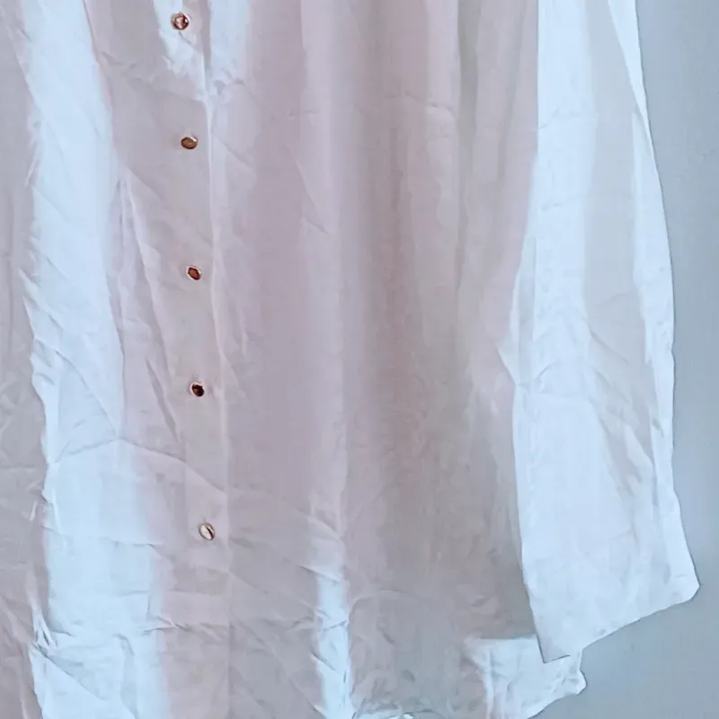 Blusa con cuello camisa satinada blanca manga larga