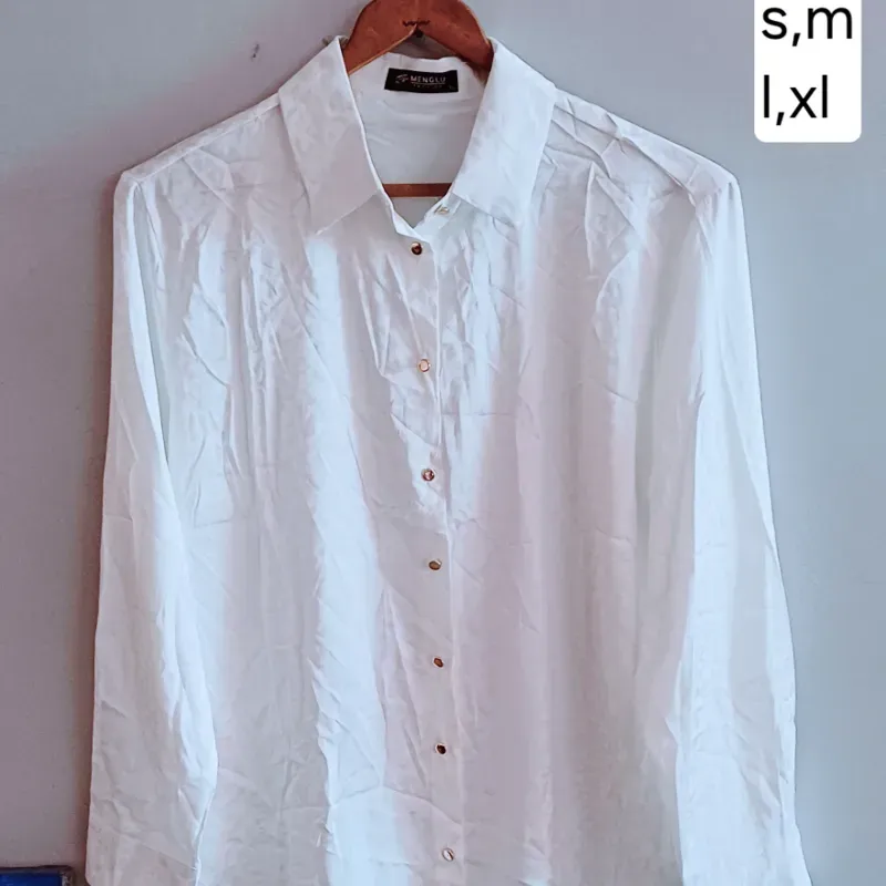 Blusa con cuello camisa satinada blanca manga larga
