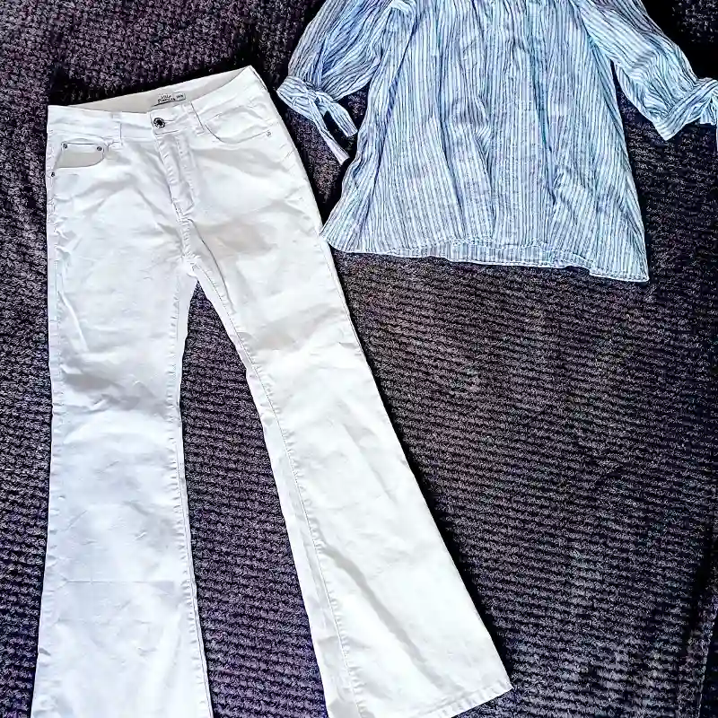 Jeans acampanados modelo flare blanco negro y beige