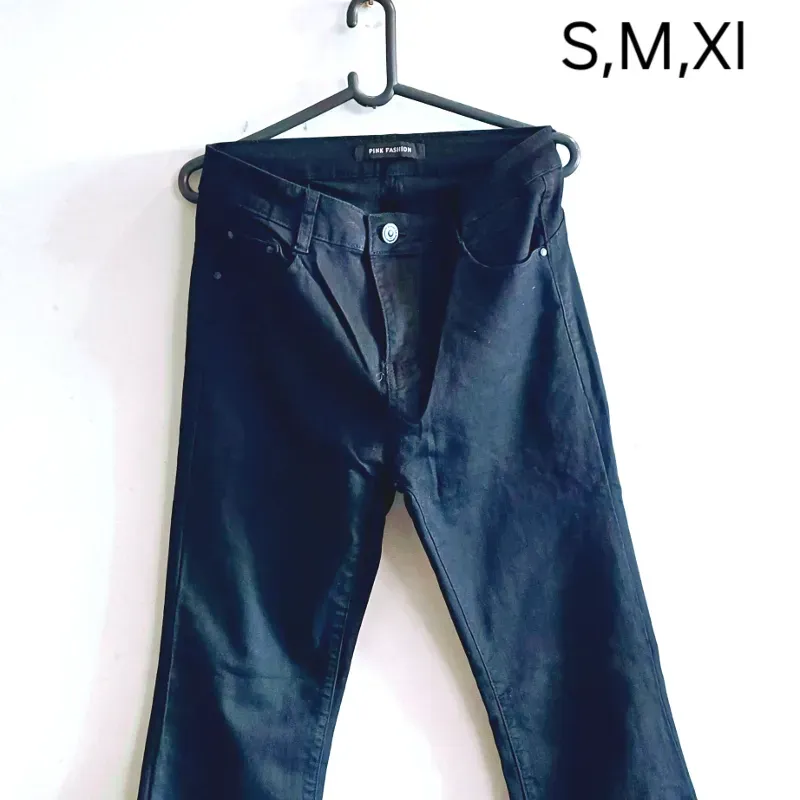 Jeans acampanados modelo flare blanco negro y beige