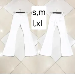 Jeans acampanados modelo flare blanco negro y beige