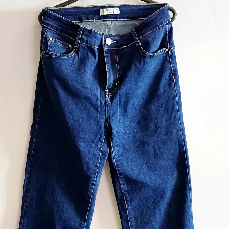 Jeans mezclilla oscura corte recto 