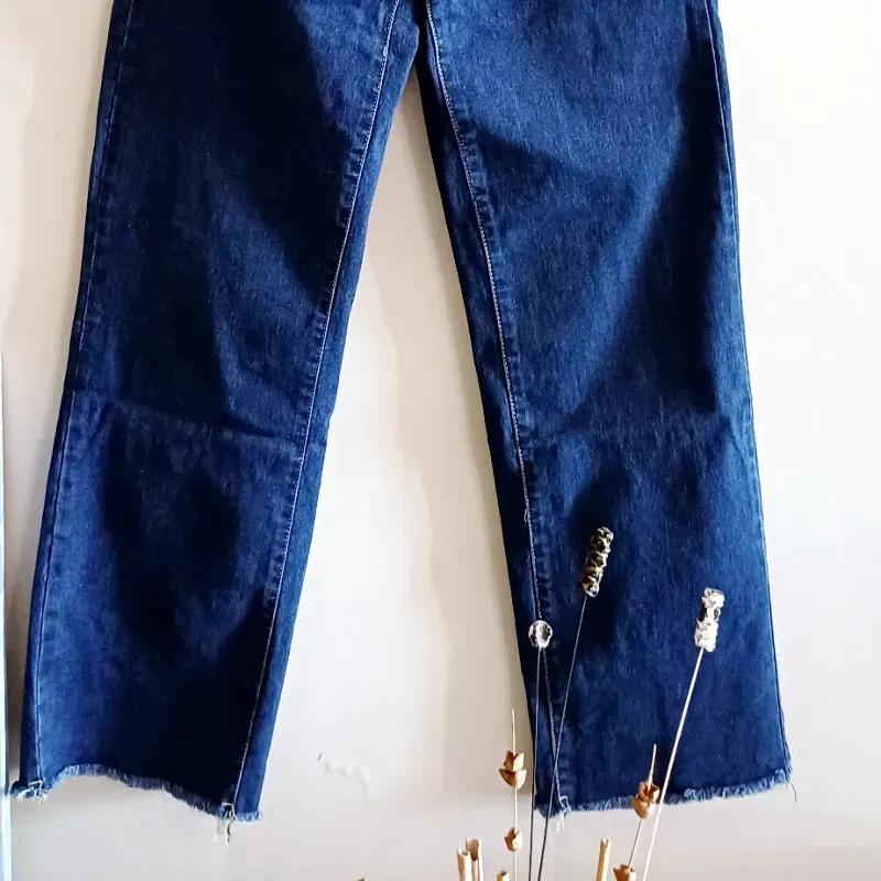 Jeans mezclilla oscura corte recto 