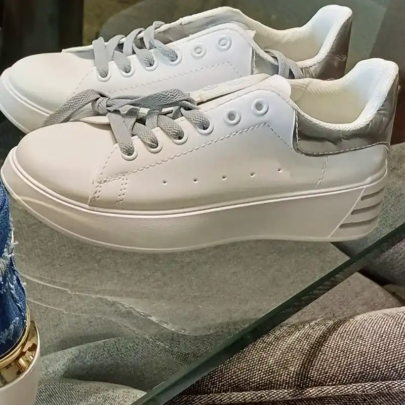 Tenis blancos detalles plata y cobre suela alta