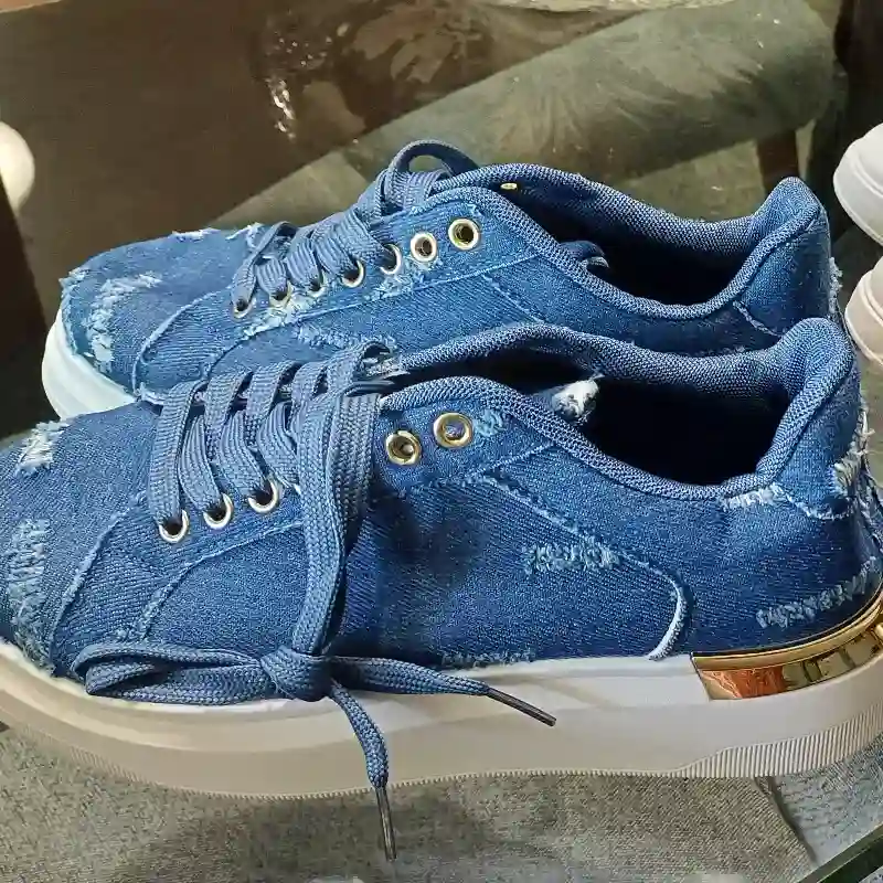 Tenis de lona de mezclilla suela de plaraforma mediana