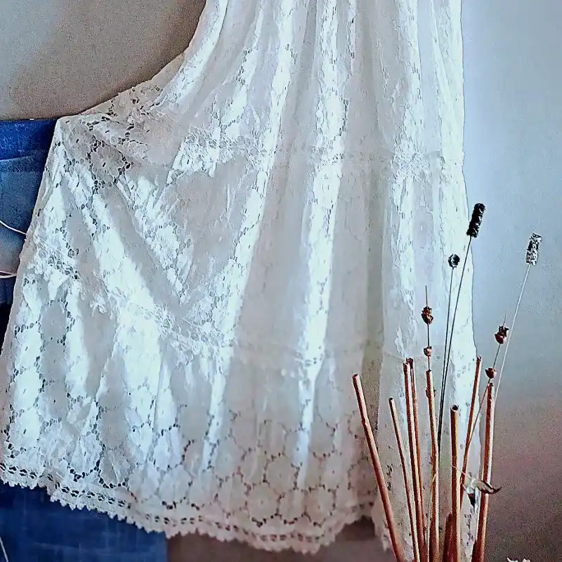 Vestido blanco tela bordada de hilo extra largo. 