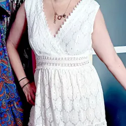 Vestido blanco tela bordada de hilo extra largo. 