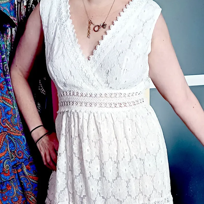 Vestido blanco tela bordada de hilo extra largo. 