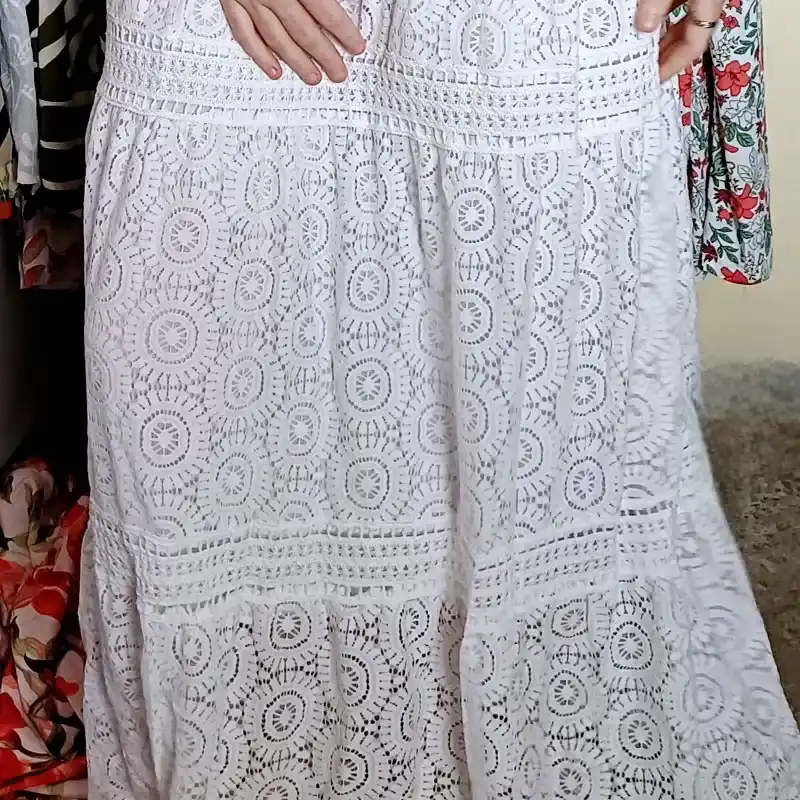 Vestido blanco tela hilo bordado largo extra con escote volante 