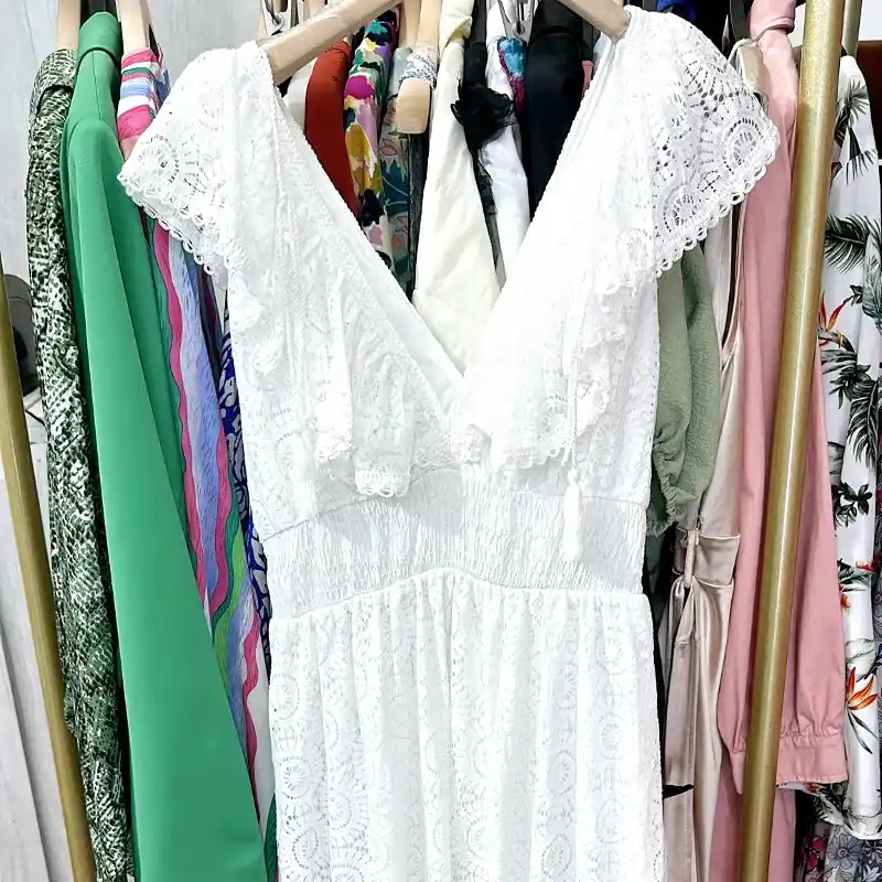 Vestido blanco tela hilo bordado largo extra con escote volante 