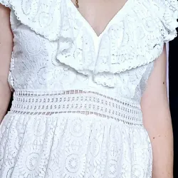Vestido blanco tela hilo bordado largo extra con escote volante 