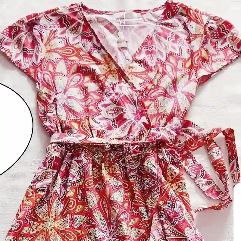 Vestido falda asimétrica rojo.