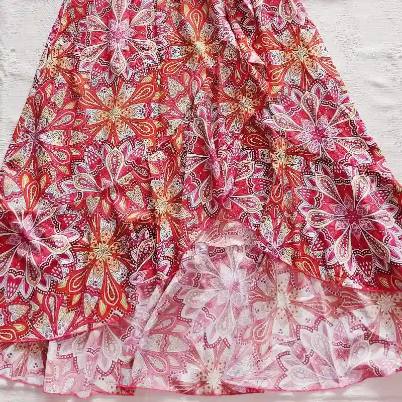 Vestido falda asimétrica rojo.