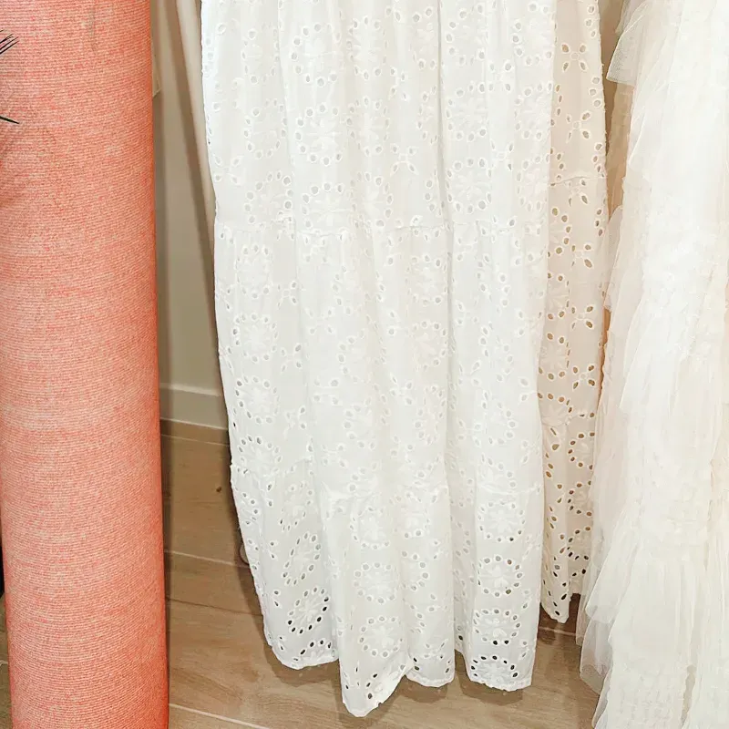 Vestido largo escote volantes tela bordada de algodón. 