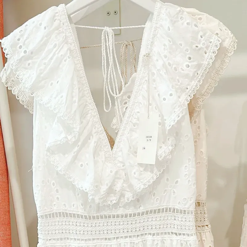 Vestido largo escote volantes tela bordada de algodón. 