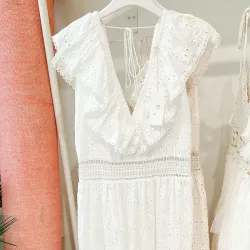 Vestido largo escote volantes tela bordada de algodón. 