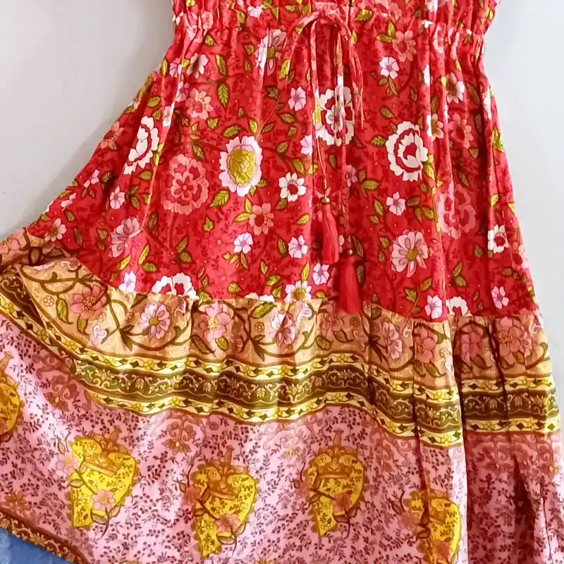 Vestido rojo corto con cintura ceñida