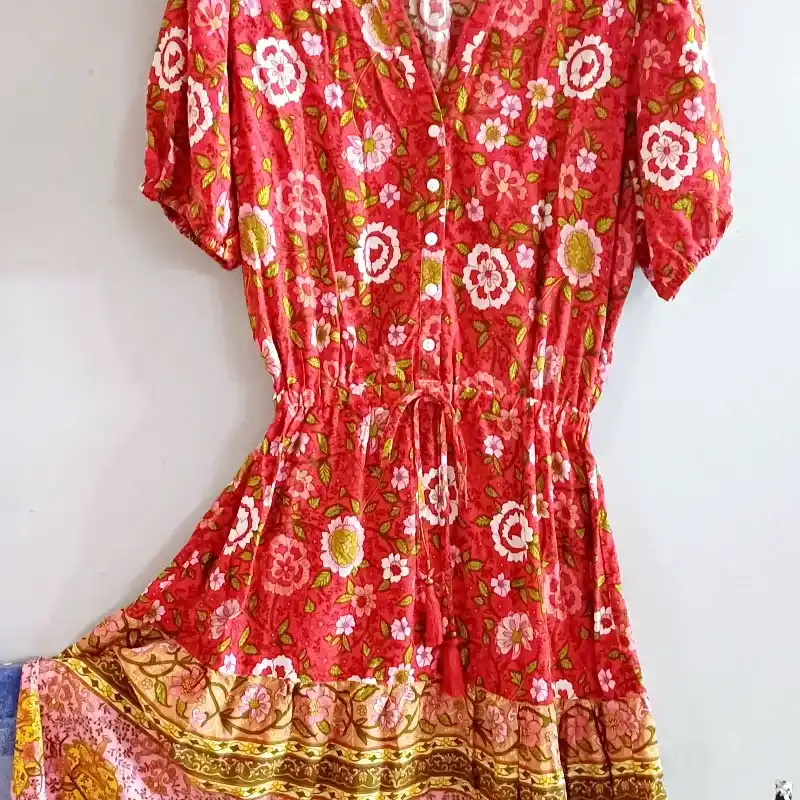 Vestido rojo corto con cintura ceñida
