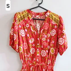 Vestido rojo corto con cintura ceñida