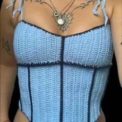 Blusa azul con líneas negras 