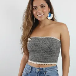 Blusa gris con bordes blancos