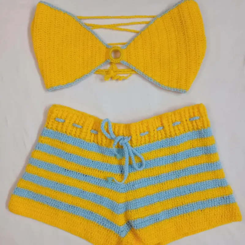 Conjunto amarillo y azul