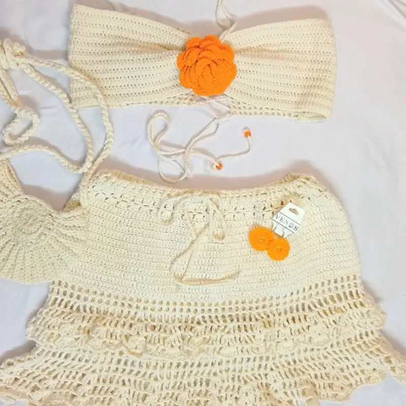 Conjunto blanco y flor naranja