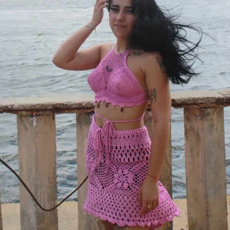 Conjunto saya blusa morada con piedras 