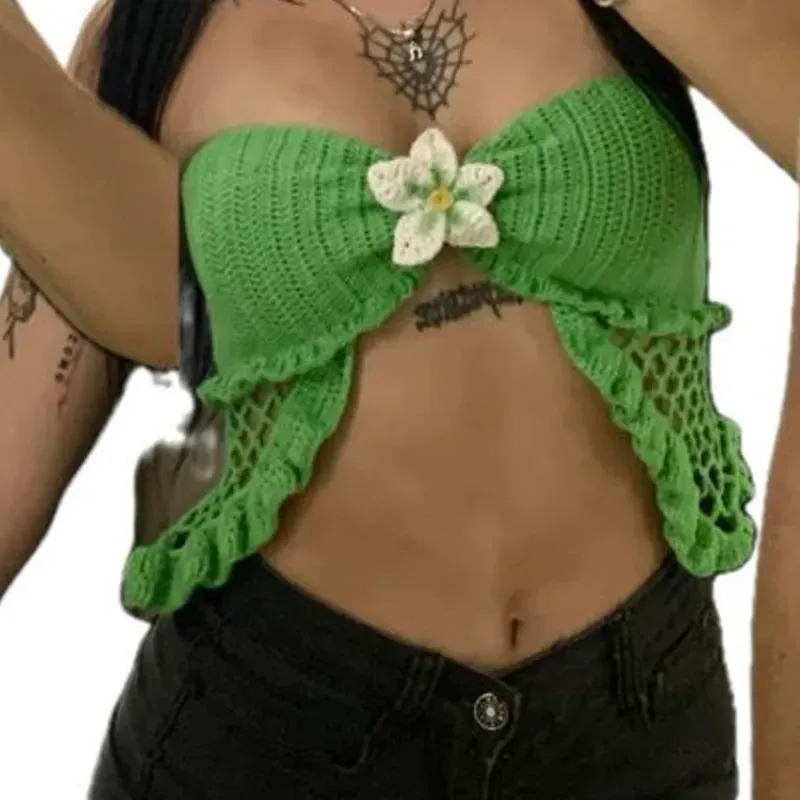 Top verde con flor blanca en el centro 