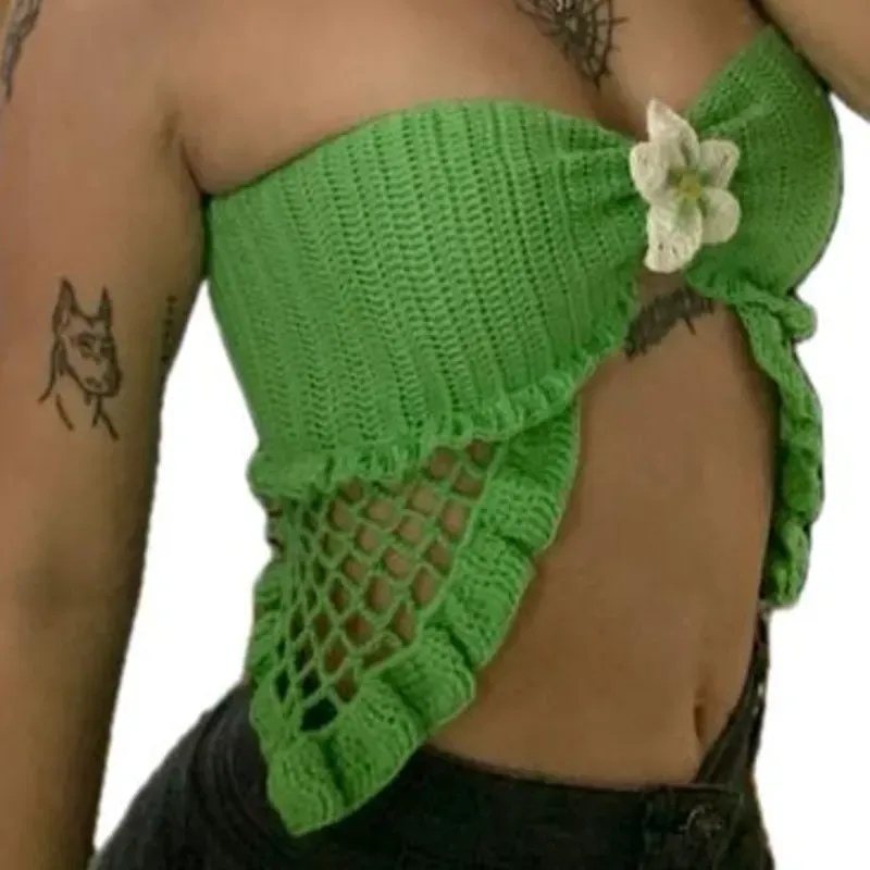 Top verde con flor blanca en el centro 