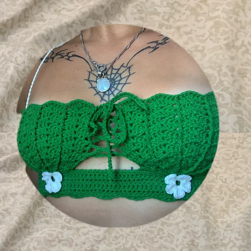 Top verde con flores