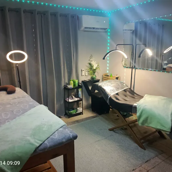 Estudio de belleza Luna ,es un espacio que brinda servicio de cosmetología ,estética y micropigmentacion , trabajando con productos de alta calidad y asistencia profesional  . Además comercializamos todo lo que usted necesita para el  cuidado facial y maquillaje profesional .