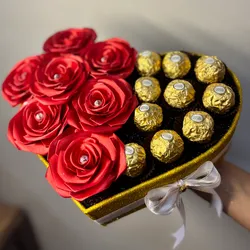 Caja de rosas y bombones corazón