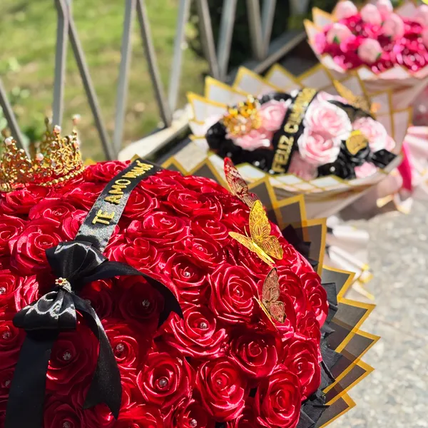 ETERNA HABANA 🌹
Detalles que duran para siempre.
En Eterna Habana creamos ramos de rosas eternas, pensados para convertir sentimientos y momentos especiales en un recuerdo que perdure. ✨
Cada ramo puede ser personalizado a tu gusto: elige los colores, cantidad de rosas, papel, accesorios y detalles especiales para crear un regalo único.
🌹 Rosas eternas
🎀 Diseños personalizados
🦋 Accesorios y detalles decorativos
💌 Tarjetas y mensajes personalizados
🎁 Ramos para cumpleaños, aniversarios, graduaciones, declaraciones de amor y cualquier ocasión especial.
Porque no se trata solo de regalar flores…
se trata de regalar un recuerdo que permanezca. ❤️
📍 La Habana, Cuba
🚚 Servicio de mensajería disponible
📩 Realiza tu pedido con al menos 5 días de antelación.