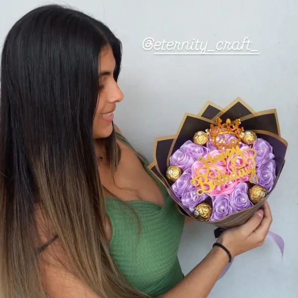 ✨Bienvenidos a Eternity Craft ✨
En nuestro mundo de detalles románticos encontrarás ramos de rosas eternas diseñados para celebrar el amor en todas sus formas.
¿Por qué regalar algo que dura días si puedes regalar algo que dura para siempre ?💕
Todo por encargo💌