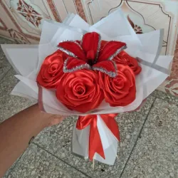 Ramo rojo con lirio 🌹