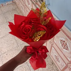 Ramo rojo con mariposas