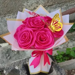 Ramo rosado con mariposas
