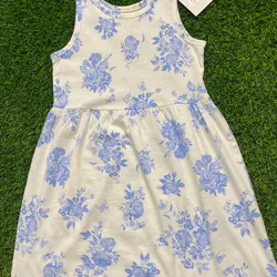 V blanco de flores azules