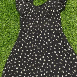 Vestido negro de flores 