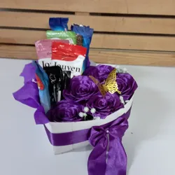 Caja de rosas y chocolate