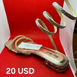 Sandalias con correa espiral y detalle de pedrería 