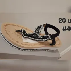 Sandalias con diseño de pedreria